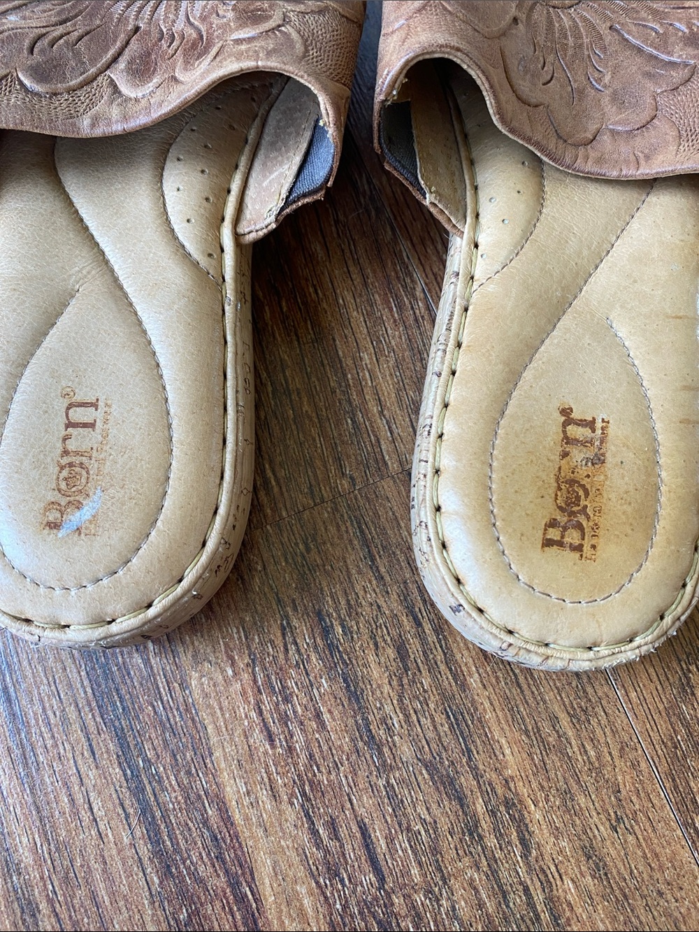 Born “Fishlake” tooled leather slide sandal Sz 9 medium width tan - Picture 3 of 6